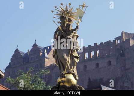 DEU, Deutschland, Heidelberg, Marienstatue an der Kornmarket Blick auf die Burg.  DEU, Deutschland, Heidelberg, sterben Mariensta Stockfoto