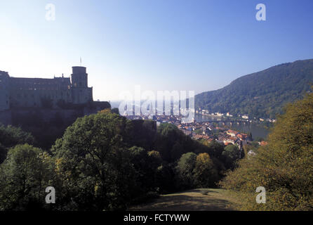 DEU, Deutschland, Heidelberg, Blick von der Burg auf die Stadt und den Fluss Neckar.  DEU, Deutschland, Heidelberg, Blick Vom KOTENSCHLOS- Stockfoto