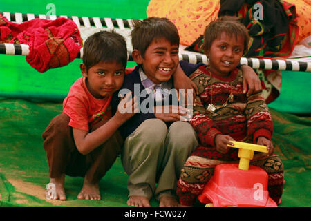 Kinder freuen sich über Zeit bei Pushkar Camel fair, Pushkar, Rajasthan, Indien Stockfoto