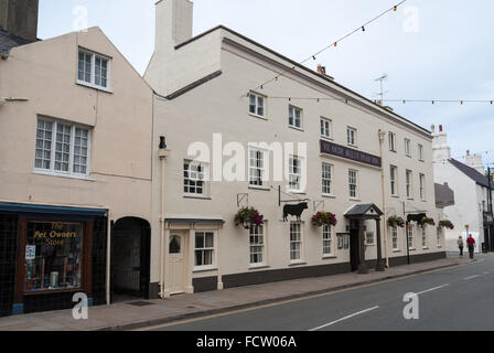Das 500 Jahre alte Ye Olde Bulls Head Inn Hotel und Restaurant an der Castle Street in Beaumaris Anglesey Stockfoto