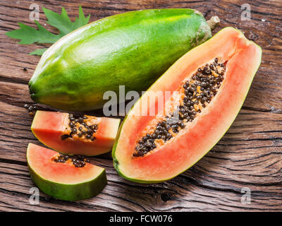 Papaya Frucht auf hölzernen Hintergrund. Stockfoto