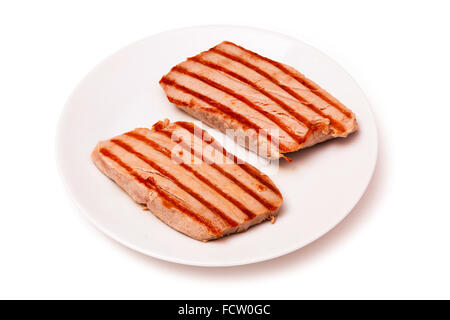 Gelbflossen Thunfisch Steaks (Thunnus Albacares) isoliert auf einem weißen Studio-Hintergrund. Stockfoto