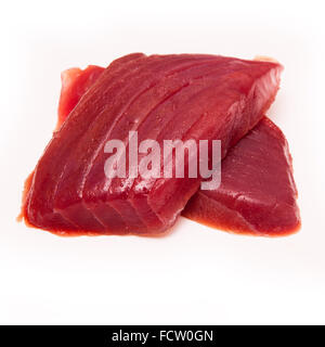 Gelbflossen Thunfisch Steaks (Thunnus Albacares) isoliert auf einem weißen Studio-Hintergrund. Stockfoto