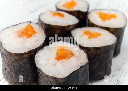 Sushi Maki festgelegt. Isoliert auf weißem Hintergrund Stockfoto