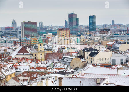 Bratislava, Slowakei - 24. Januar 2016: Winter-Blick auf die Stadt von der Burg Bratislava. Stockfoto