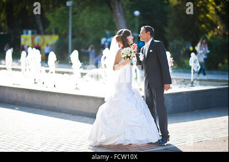 Schöne Hochzeitspaar auf der Gasse der Brunnen Stockfoto
