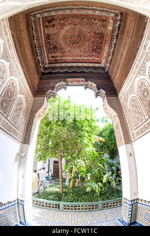 Alkoven und Innenhof der Bahia Palast in Marrakesch, Marokko. Stockfoto