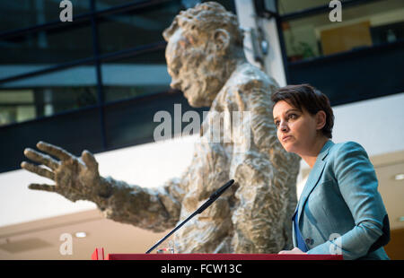 Berlin, Deutschland. 25. Januar 2016. Französischer Minister für Bildung, Hochschulwesen und Forschung Najat Vallaud-Belkacem spricht bei der SPD Education Congress in Berlin, Deutschland, 25. Januar 2016. Foto: Bernd von Jutrczenka/Dpa/Alamy Live News Stockfoto