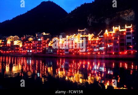 (160125)--Peking, 25. Januar 2016 (Xinhua)--Foto am 31. August 2012 zeigt Laternen beleuchtet Häuser am Fluss in Zhenyuan Altstadt, Südwesten Chinas Provinz Guizhou. Laternen in China haben eine lange Geschichte, und sie sind gleichbedeutend mit der chinesischen Kultur geworden. Sie sind auch heute noch gemacht und von den Chinesen weltweit genossen. Sie dienten als Mittel des künstlerischen Ausdrucks, in Bezug auf Funktionalität, Design und Dekoration. Chinesische Straßen in Städten und Gemeinden sind mit roten Laternen geschmückt, während der Festivals, vor allem chinesischen Lunar New Year, Mid-Autumn Festival und Stockfoto