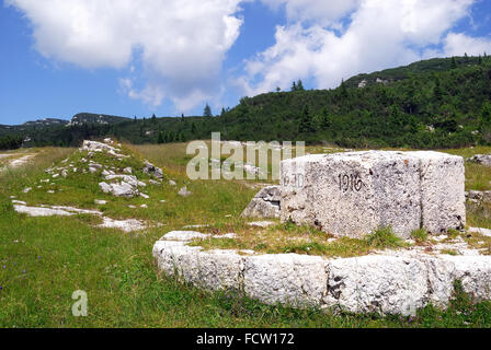 Asiago Hochebene, Veneto, Italien. Meilenstein in der Kaiser-Karl-Straße. Kaiser Karl Straße ist eine Auffahrt auf Plateau Sette Comuni von den Soldaten des Austro-ungarischen Reiches während des ersten Weltkrieges gebaut, das Gebiet nördlich von dem Plateau eine Zufahrt für Kraftfahrzeuge zugänglichen Bereich des Monte Ortigara auszustatten. Stockfoto