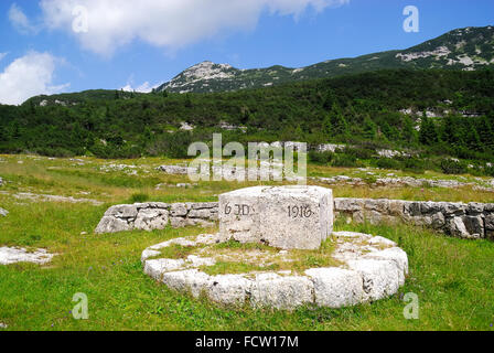 Asiago Hochebene, Veneto, Italien.  Meilenstein in der Kaiser-Karl-Straße. Kaiser Karl Straße ist eine Auffahrt auf Plateau Sette Comuni von den Soldaten des Austro-ungarischen Reiches während des ersten Weltkrieges gebaut, das Gebiet nördlich von dem Plateau eine Zufahrt für Kraftfahrzeuge zugänglichen Bereich des Monte Ortigara auszustatten. Stockfoto