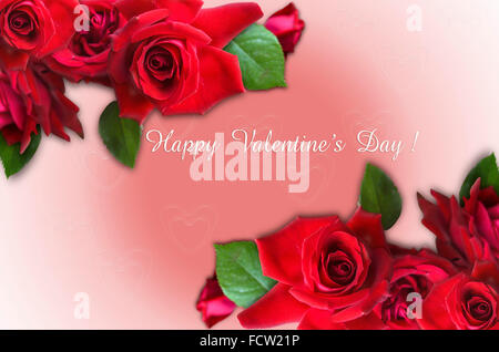 Rote Rosen in Ecken und Happy Valentinstag auf rosa Farbverlauf Hintergrund mit Herz Stockfoto