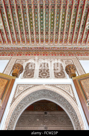 Detail der Einfahrt in eines der Zimmer in der Bahia Palast in Marrakesch, Marokko. Stockfoto