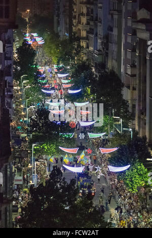 MONTEVIDEO, URUGUAY, Januar - 2016 - Luftbild der Avenida 18 de Julio am Eröffnungsabend Parade der Karneval von Montevideo, Uruguay Stockfoto