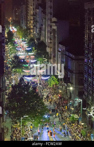 MONTEVIDEO, URUGUAY, Januar - 2016 - Luftbild der Avenida 18 de Julio am Eröffnungsabend Parade der Karneval von Montevideo, Uruguay Stockfoto