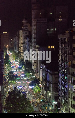 MONTEVIDEO, URUGUAY, Januar - 2016 - Luftbild der Avenida 18 de Julio am Eröffnungsabend Parade der Karneval von Montevideo, Uruguay Stockfoto