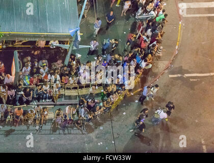 MONTEVIDEO, URUGUAY, Januar - 2016 - Luftbild der Avenida 18 de Julio am Eröffnungsabend Parade der Karneval von Montevideo, Uruguay Stockfoto
