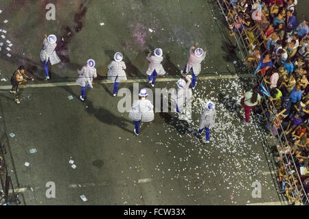 MONTEVIDEO, URUGUAY, Januar - 2016 - Luftbild der Avenida 18 de Julio am Eröffnungsabend Parade der Karneval von Montevideo, Uruguay Stockfoto