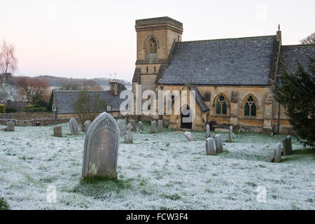 Am frühen Morgen Winterfrost und St. Barnabas Church in dem Dorf Snowshill. Cotswolds, Gloucestershire, England Stockfoto