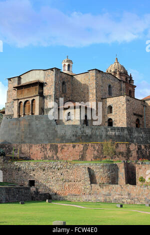 Qurikancha mit Kloster von Santo Domingo über Cusco, Peru Stockfoto