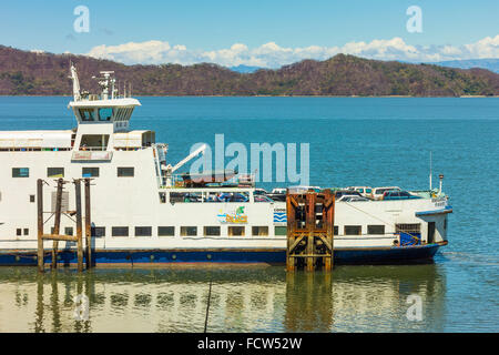 Autofähre nach Puntarenas an Playa Naranjo an Südküste am Golf von Nicoya; Playa Naranjo, Nicoya Halbinsel, Puntarenas, Costa R Stockfoto