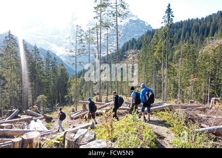 Eine Gruppe von BASE-Jumper gehen zusammen auf den Berg-Ausgang. Am Rande sie werde ausgestattet zu bekommen und von der Klippe springen Stockfoto