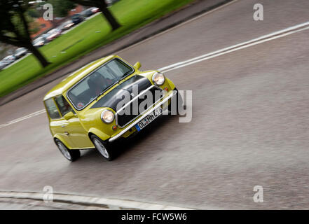 Mr. Bean Stil Mini Auto komplett mit Schrauben an den Türen Stockfoto