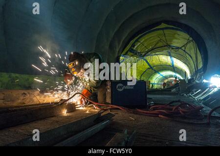 Ein Schweißgerät arbeitet in der u-Bahn East Side Access-Projekt unter Grand Central Terminal 26. Mai 2015 in New York City. Der Bereich wird der zukünftige LIRR Passagier Bahnhofshalle sein. Stockfoto