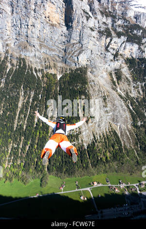 Mann ist über den Rand mit seiner Basis Fallschirm springen. Bald hat er die Haube zu öffnen, bevor er den Boden erreichen werde. Stockfoto