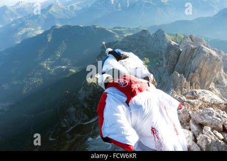 Diese zwei Wingsuit BASE-Jumper sind von einer Klippe verlassen. Sie werden bald fliegen gemeinsam in einer Formation und steigen am Berg entlang. Stockfoto