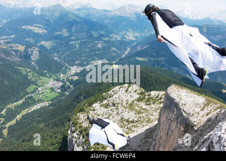 Diese zwei Wingsuit BASE-Jumper Ausfahrt nur von einer Klippe. Sie werden bald fliegen gemeinsam in einer Formation und steigen am Berg entlang. Stockfoto