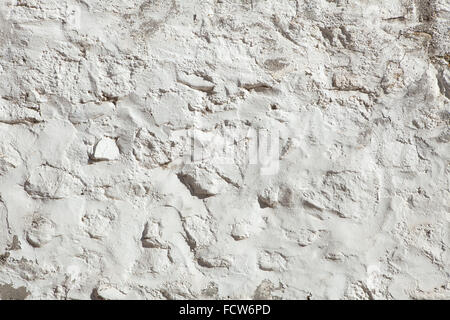 Weiß getünchten Mauer von Stein und Ton. Hintergrundtextur. Stockfoto