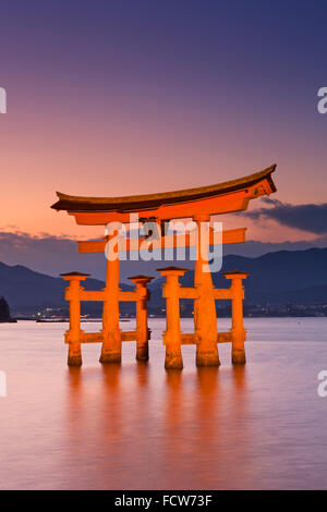 Das berühmte Torii-Tor des Itsukushima-Schrein (厳島神社) auf Miyajima (厳島). Am Sonnenuntergang fotografiert. Stockfoto