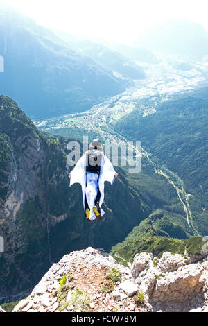 Wingsuit BASE-Jumper bekam von einer Klippe und fällt nach unten. Bald werde er seine Flügel zu öffnen und frei wie ein Vogel am Berg entlang zu fliegen. Stockfoto