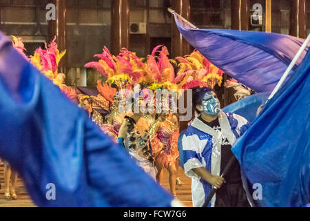 MONTEVIDEO, URUGUAY, Januar - 2016 - Gesicht gemalt Mann mit Flagge und Camdombe Tänzer bei traditionellen Eröffnungsabend Parade des Karnevals Stockfoto