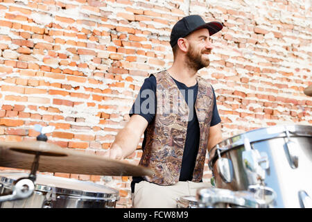 Eine Straße Muscian Schlagzeug spielen Stockfoto