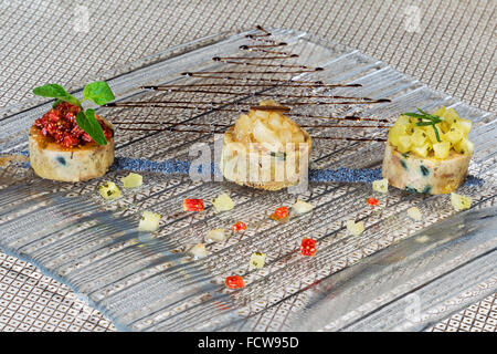 Dessert Obstkuchen mit kandierten Früchten und frischem Obst auf Glasplatte Stockfoto