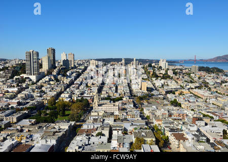 Erhöhten Blick auf die North Bay Area und Golden Gate Bridge vom Coit Tower auf dem Telegraph Hill in San Francisco, Kalifornien, USA Stockfoto