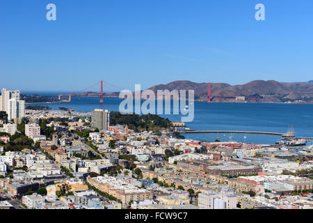 Erhöhten Blick auf die North Bay Area und Golden Gate Bridge vom Coit Tower auf dem Telegraph Hill in San Francisco, Kalifornien, USA Stockfoto