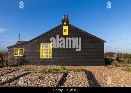 Prospect Cottage, Jarmans Holz Haus und Garten auf dem Kiesstrand bei Dungeness an der Küste von Kent, England Stockfoto