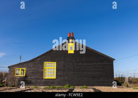 Prospect Cottage, Jarmans Holz Haus und Garten auf dem Kiesstrand bei Dungeness an der Küste von Kent, England Stockfoto