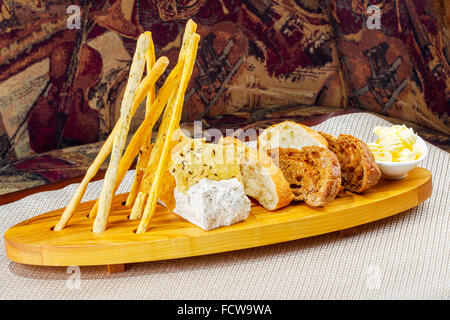 Verschiedene Arten von frisch gebackenem Brot Brote in Holztablett Stockfoto