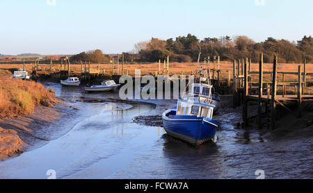 Boote und Stege an den niedrigen Gezeiten Dornweiler Hafen an der North Norfolk-Küste. Stockfoto