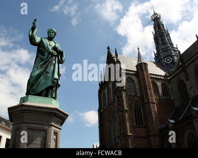 Haarlem, Mai 15, Statue des Mr.Laurens Janszoon Coster und der Bavo-Kirche in Haarlem. Die Niederlande Stockfoto