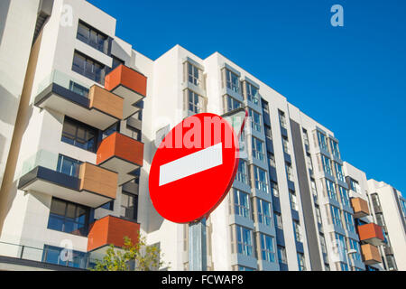 Ampel gegen Fassaden von Gebäuden. Valdebebas, Madrid, Spanien. Stockfoto