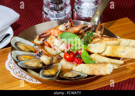 Meeresfrüchte cocktail, Calamari, Muscheln, Garnelen in einer Pfanne auf dem Serviertisch Stockfoto