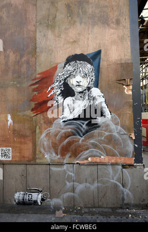 London, UK. 25. Januar 2016. Arbeiter, die Aufträge des Grundstückseigentümers versuchen, das neue Banksy Kunstwerk gegenüber der französischen Botschaft zu entfernen die Cosette aus "The Miserables" zeigt als Reaktion auf die jüngsten Einsatz von Tränengas in Calais Dschungel Flüchtlingslager befindet sich in Frankreich. Grafik-Funktionen einen QR code welche Links zu einem Video, das angeblich zeigen, dass Flüchtlinge Träne vergast beginnen. Bildnachweis: Raymond Tang/Alamy Live-Nachrichten Stockfoto