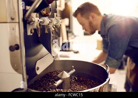 Frisch gerösteten Kaffeebohnen in eine moderne Maschine Stockfoto