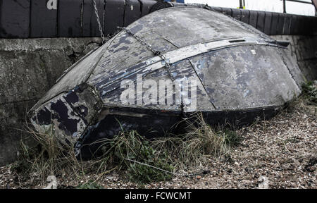 Rumpf des verwitterten Jolle, Southend on Sea Stockfoto