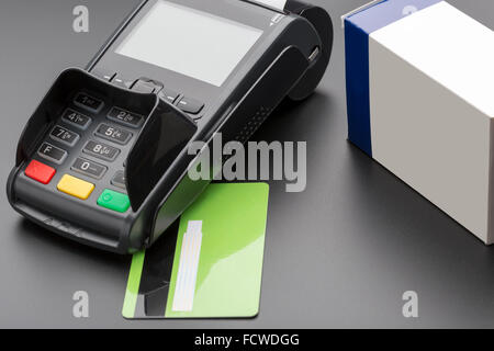 POS-Terminal, Kreditkarte und Pillenbox auf schwarzem Hintergrund Stockfoto